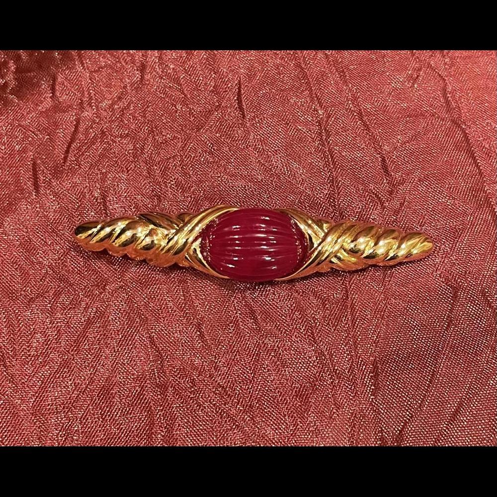 TRIFARI SIGNED VINTAGE 1990'S LIMITED RIBBED RED CABOCHON GOLD PLATED BROOCH.